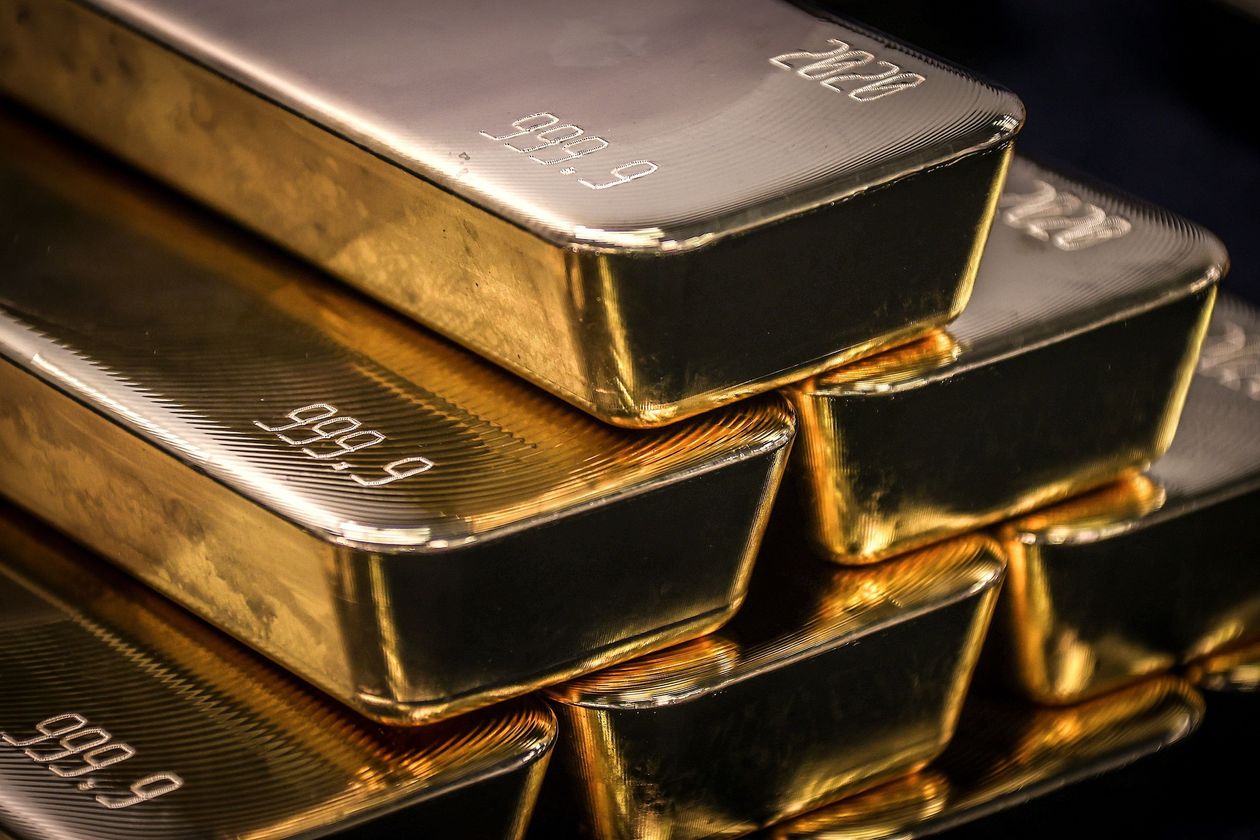 Gold struggles for direction as dollar gains ground