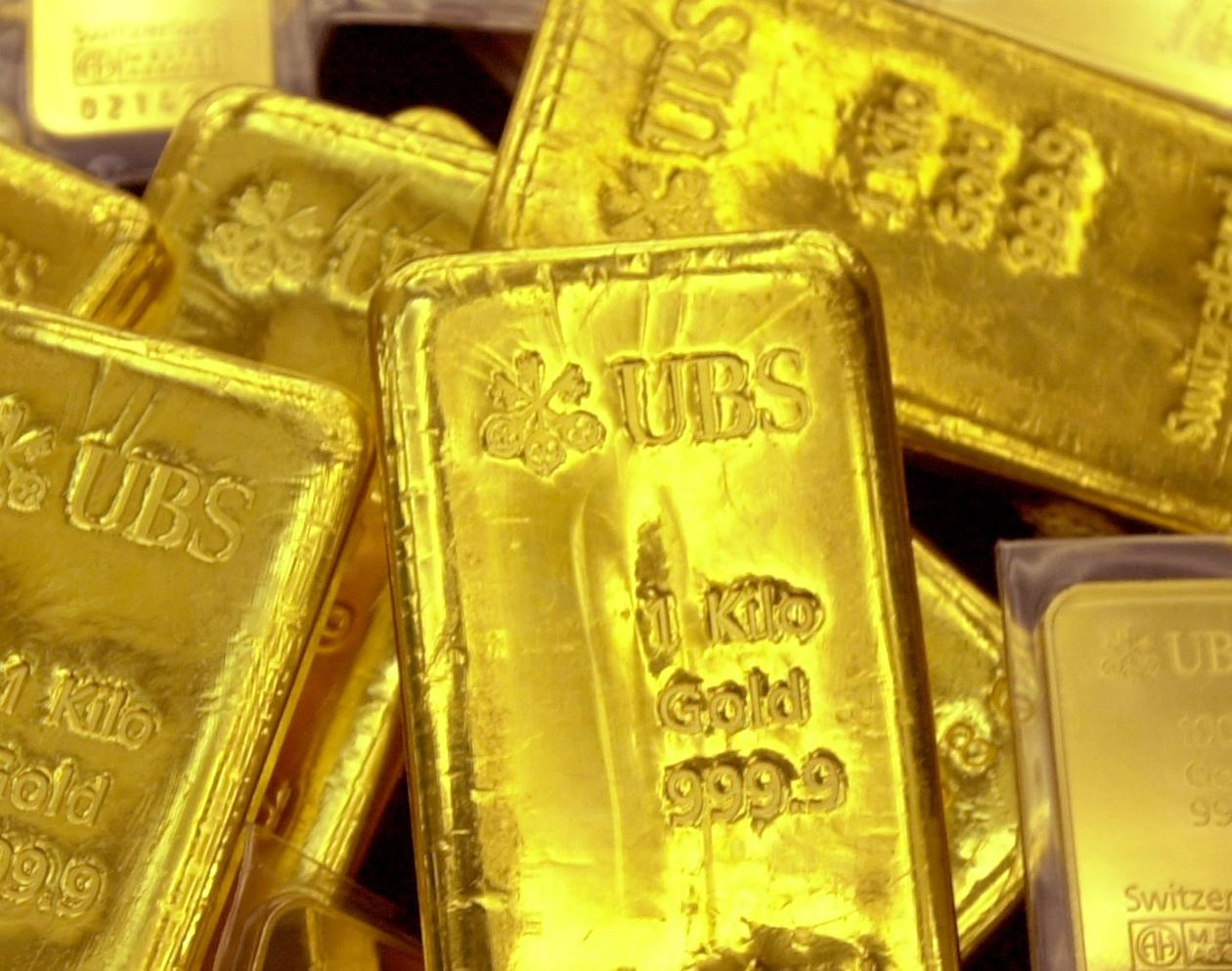Gold loses ground as U.S. dollar bounces, Treasury yields continue edging higher