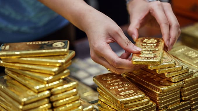Gold holds steady as virus wave offsets vaccine hopes