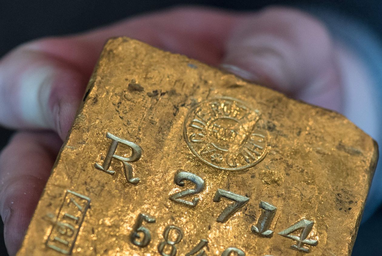 Gold prices climb, aim for biggest weekly rise in 3 months as U.S. dollar sees sharpest slide since March