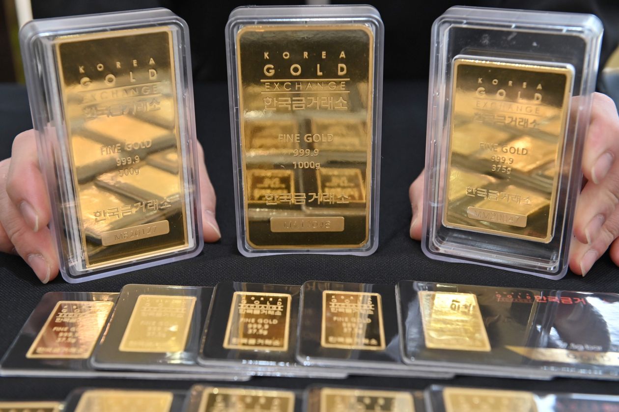 Gold prices aim for fourth straight gain
